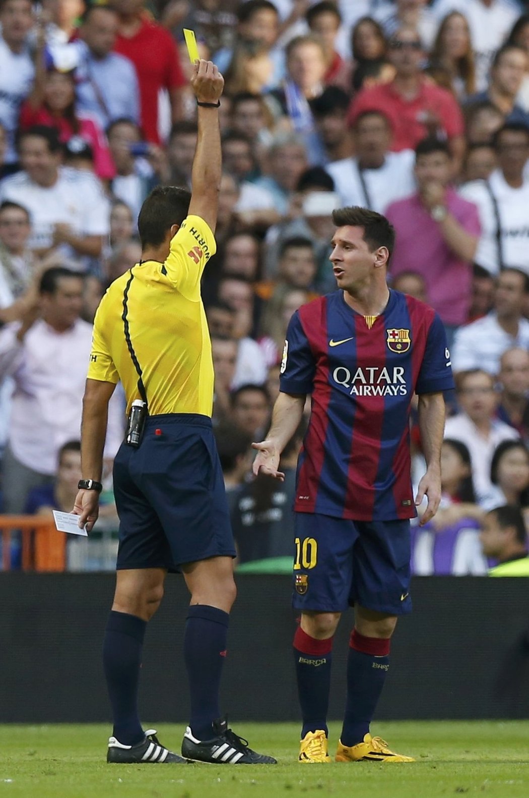 Hvězda, nehvězda, tohle je žlutá karta. Sudí Gil Manzano, který rozhodoval El Clásico, napomíná Argentince Lionela Messiho.