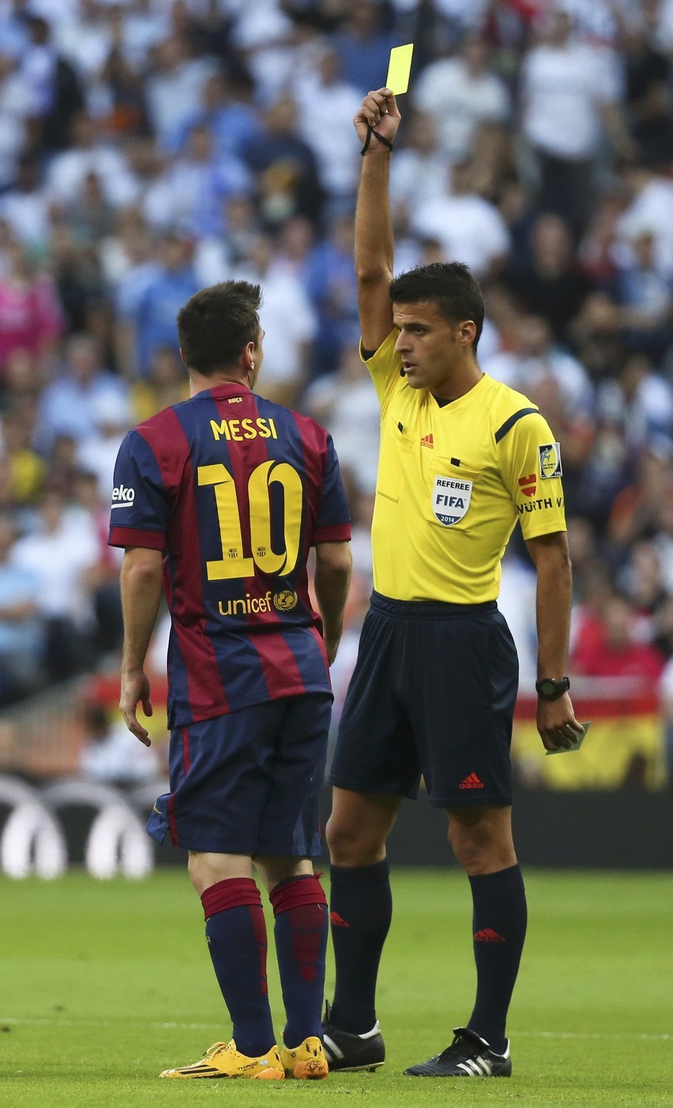 Sudí Gil Manzano ukazuje Messimu z Barcelony žlutou kartu během El Clásika. Real Madrid vyhrál 3:1 a hosté z Nou Campu cítili křivdu.