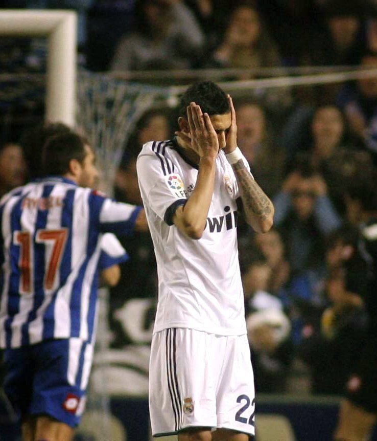 Střelec Deportiva La Coruňa Riki Sanchez oslavuje svůj gól do sítě Realu Madrid, Bílý balet ale nakonec vyhrál 2:1