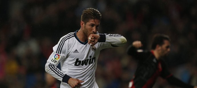 Sergio Ramos si naběhl na trestný kop Özila a poslal hlavou Real Madrid do vedení v utkání španělské ligy proti týmu Rayo Vallecano. Pak se ale obránce nechal vyloučit.