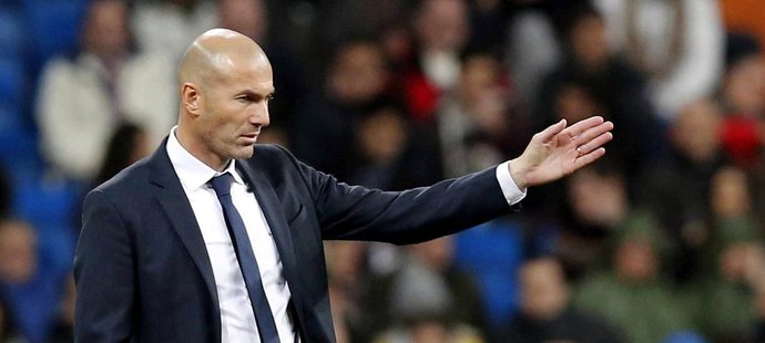 Trenér Realu Madrid Zinedine Zidane gestikuluje během zápasu španělské ligy s La Coruňou. Bílý balet vyhrál 5:0.