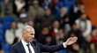 Trenér Realu Madrid Zinedine Zidane gestikuluje během zápasu španělské ligy s La Coruňou. Bílý balet vyhrál 5:0.