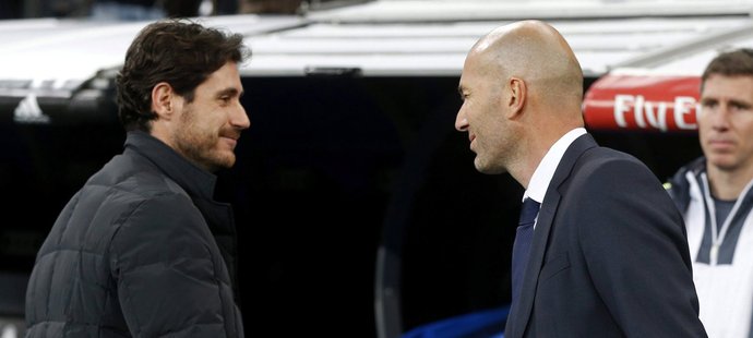 Nový trenér Realu Madrid Zinedine Zidane (vpravo) si před výkopem utkání s La Coruňou potřásl rukou s koučem Deportiva Victorem Sanchezem del Amo.