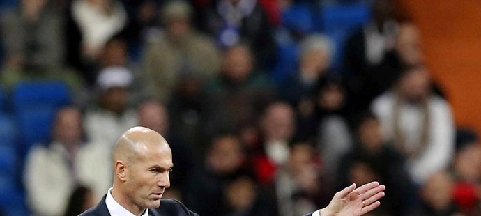 Trenér Realu Madrid Zinedine Zidane gestikuluje během zápasu španělské ligy s La Coruňou. Bílý balet vyhrál 5:0.