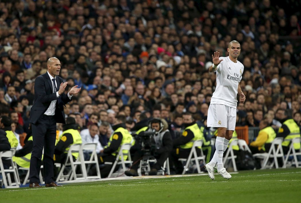 Gesta na hřišti i u lavičky. Nový trenér Realu Madrid Zinedine Zidane gestikuluje, stejně jako fotbalista Bílého baletu Pepe.