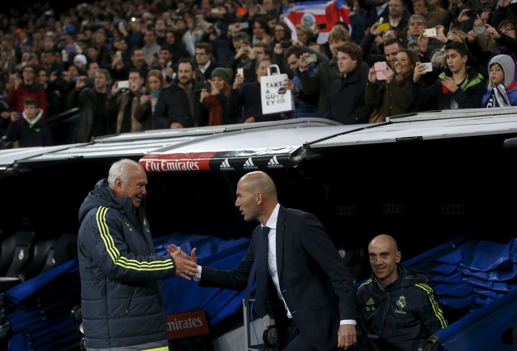 Na roztrhání byl už před výkopem zápasu mezi Realem Madrid a La Coruňou nový trenér &#34;Bílého baletu&#34; Zinedine Zidane.