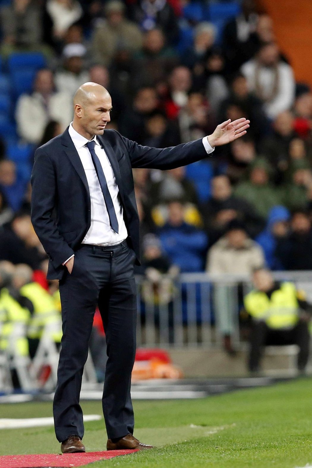 Trenér Realu Madrid Zinedine Zidane gestikuluje během zápasu španělské ligy s La Coruňou. Bílý balet vyhrál 5:0.