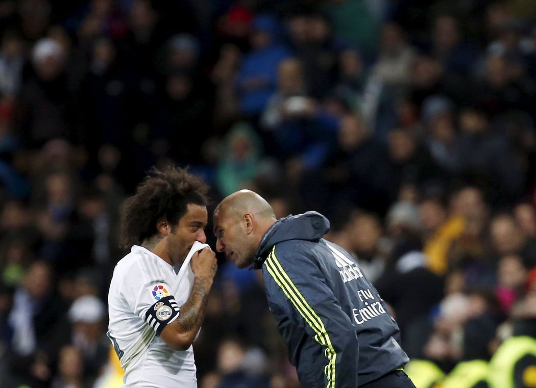 Trenér Zinedine Zidane se přišel zblízka podívat, jak je na tom jeho svěřenec Marcelo. Real vyhrál nad La Coruňou 5:0.