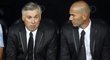 Nový kouč Realu Madrid Carlo Ancelotti (vlevo) se svým asistentem Zinedinem Zidanem