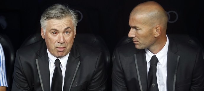 Nový kouč Realu Madrid Carlo Ancelotti (vlevo) se svým asistentem Zinedinem Zidanem