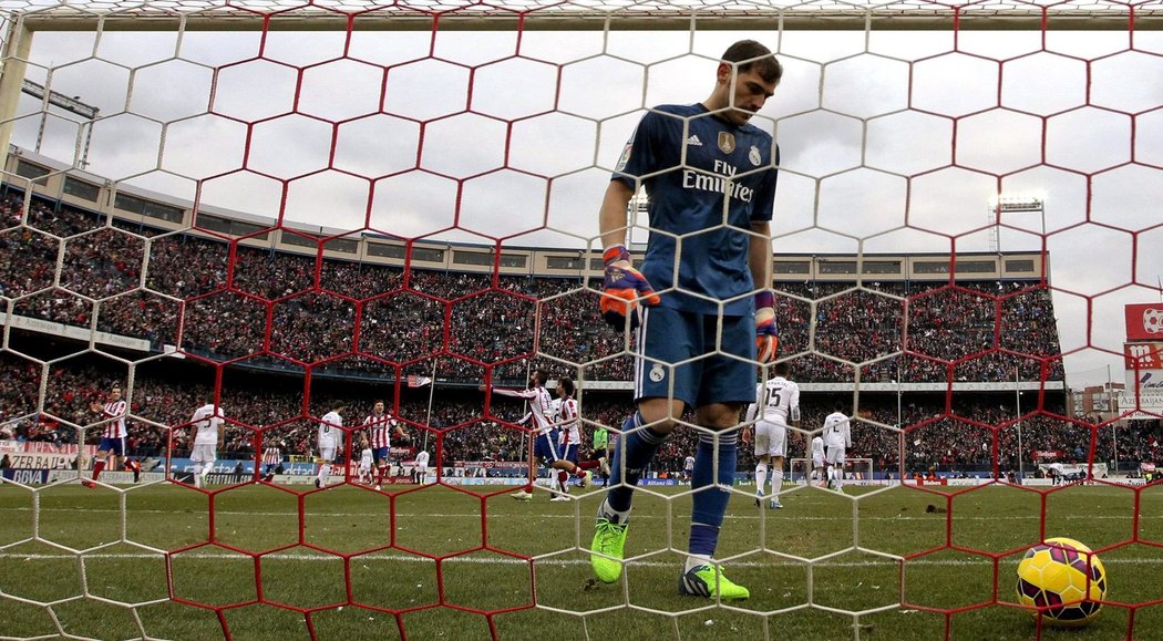 Potupený Iker Casillas. Gólman Realu Madrid musel na stadionu Atlétika lovit čtyřikrát míč ze své sítě.