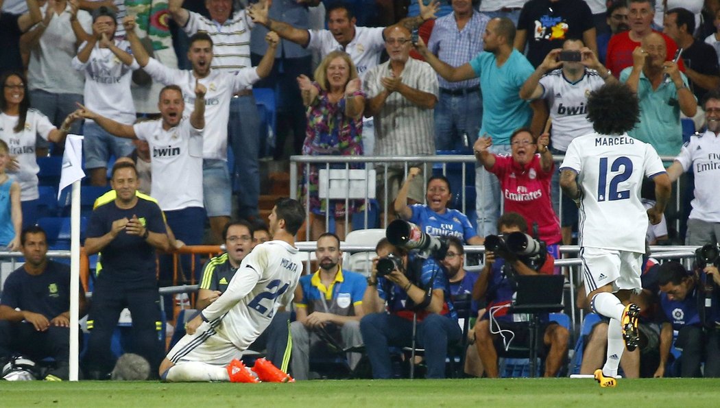 Na kolenou u rohového praporku slavil svůj gól do sítě Celty Vigo útočník Realu Madrid Alvaro Morata.