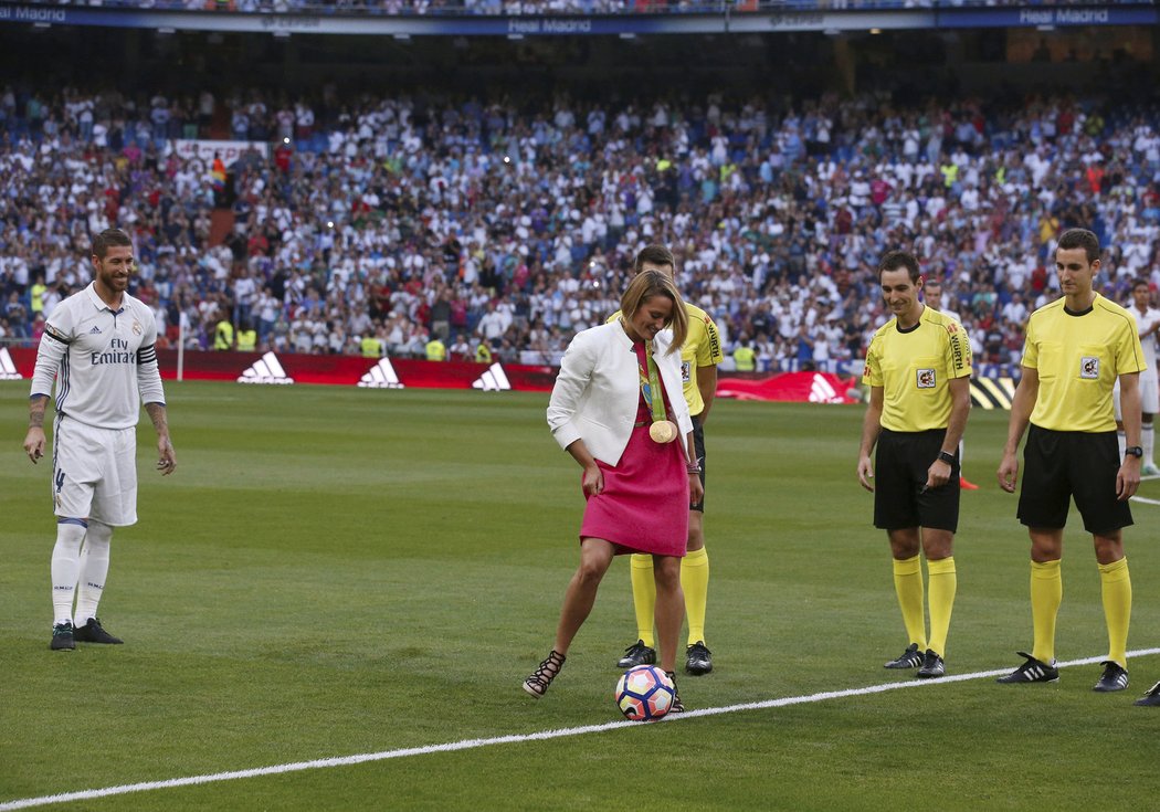 Čestný výkop na utkání Realu Madrid proti Celtě Vigo měla španělská plavkyně Mireia Belmonteová, která svou vlast reprezentovala na nedávných OH.