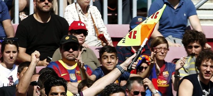 Hráči Getafe protestují u asistenta sudího poté, co dali na Nou Campu gól. Sudí nakonec praporek stáhl a branka platila