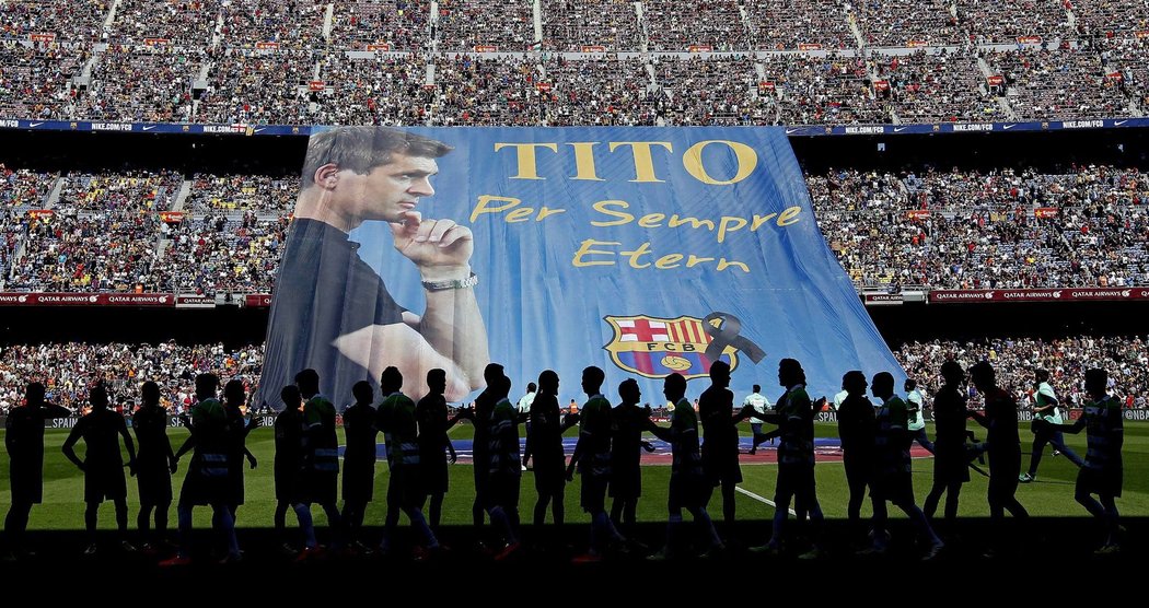 Památku zesnulého kouče Vilanovy uctili nejen hráči Barcelony, ale i nabitý Nou Camp