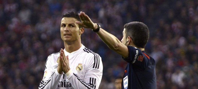 Hvězda Realu Cristiano Ronaldo se snad modlí směrem k rozhodčímu při utkání v Bilbau. Nebylo to nic platné, Real prohrál 0:1.