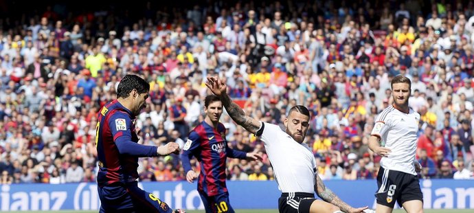 Uruguayec Luis Suárez střílí první gól do sítě Valencie v utkání španělské ligy.