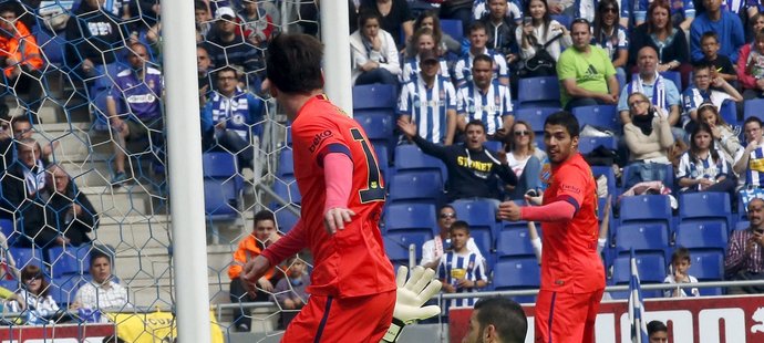 Lionel Messi právě střílí gól a pojišťuje výhru Barcelony v derby s Espanyolem. Katalánci vyhráli 2:0.