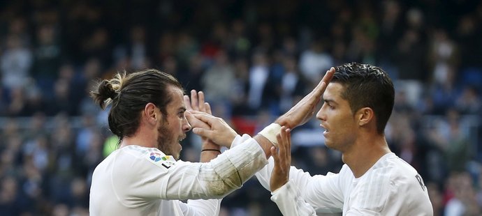 Hvězdy Realu Madrid se radují. Gareth Bale gratuluje ke gólu spoluhráči Cristianu Ronaldovi. Bílý balet vyhrál 4:1.