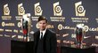 Lionel Messi pózuje u trofejí pro nejlepší fotbalisty španělské ligy. Tu za letošek získal on.
