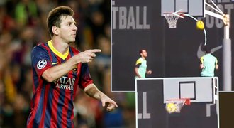 Góly při fotbale ho nebaví? Messi se dal na basket, koš trefil HLAVOU!