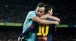 Fanoušek objal Lionela Messiho přímo na trávníku během utkání Barcelony s Atlétikem