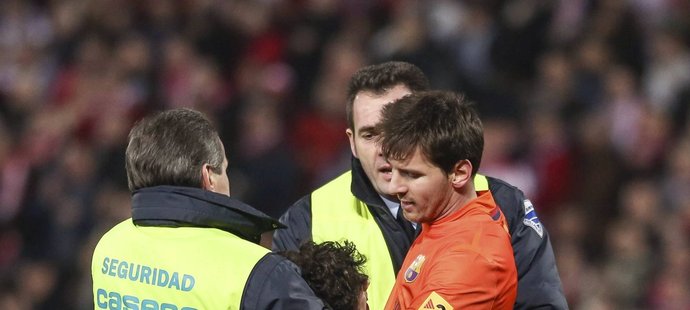 Malý fanoušek objímá Lionela Messiho, kterému se to příliš nelíbilo