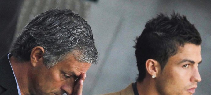 Portugalský trenér José Mourinho se svým krajanem Cristianem Ronaldem během společného působení v Realu Madrid