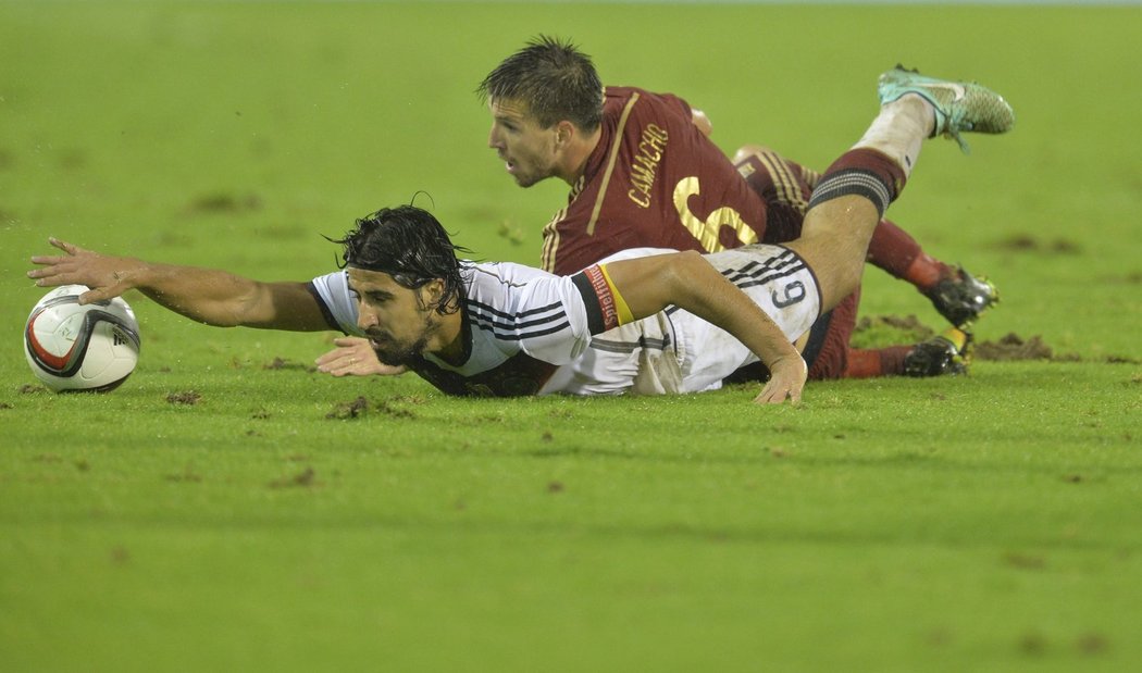 Sami Khedira a Ignacio Camacho padli po vzájemném souboji na trávník