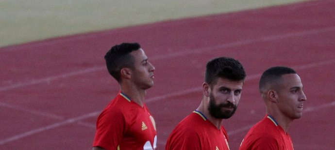 Španělská fotbalová reprezentace na tréninku před kvalifikačními duely, vepředu obránce Barcelony Gerard Piqué