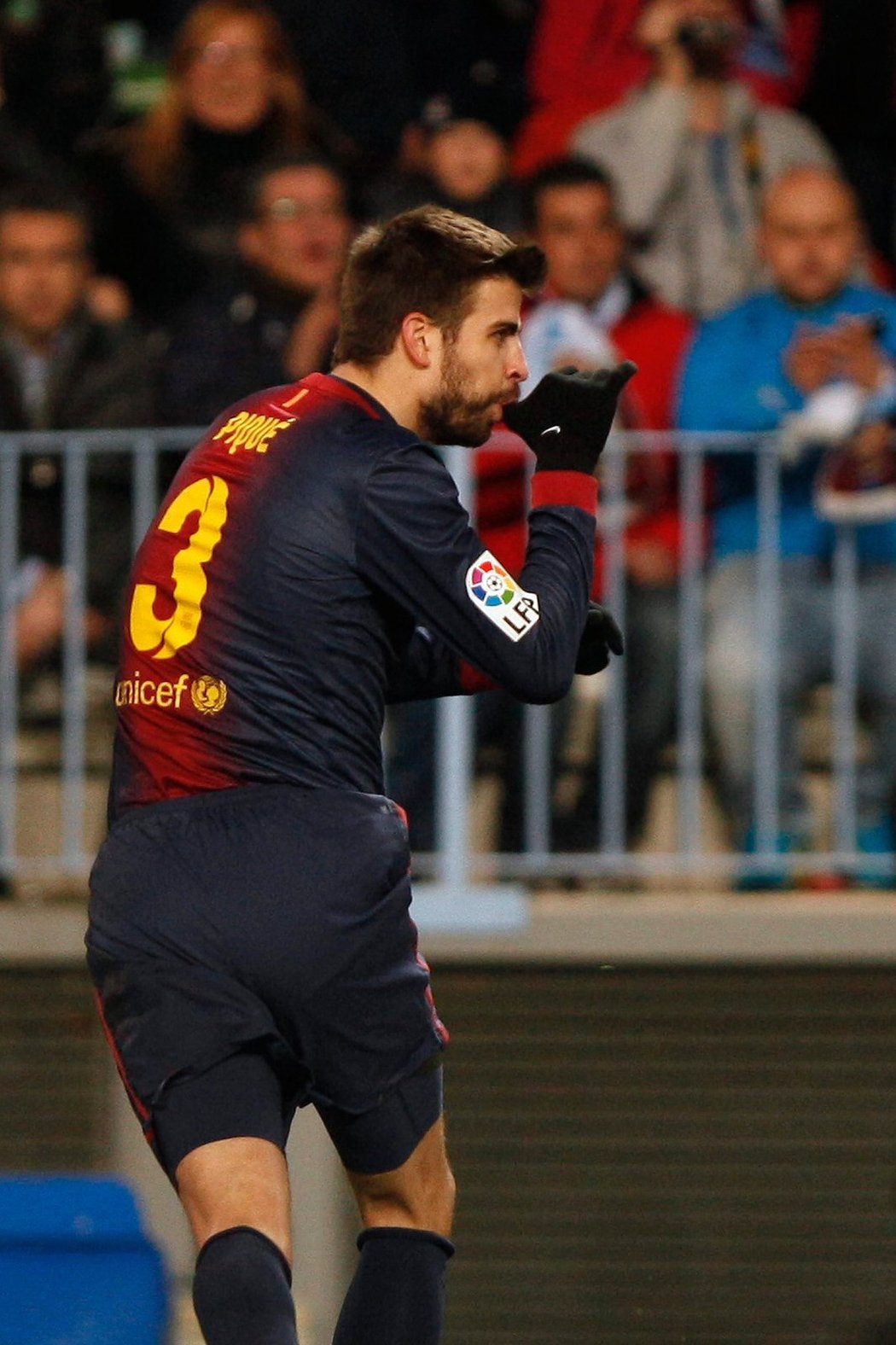 Gerard Piqué se raduje z gólu proti Málaze, který oblíbeným gestem posílá čerstvě narozenému synovi