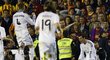 Gareth Bale (vpravo) se raduje z rozhodujícího gólu ve finále španělského poháru proti Barceloně