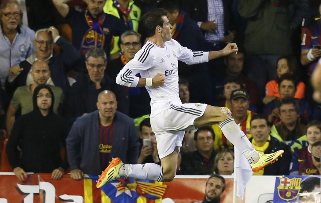 Gareth Bale se raduje z vítězného gólu v pohárovém finále proti Barceloně