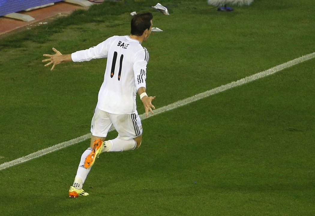 Gareth Bale slaví gól na 2:1 proti Barceloně. Velšský záložník dokonale zastoupil zraněného Cristiana Ronalda a rozhodl o triumfu ve Španělském poháru, který Real vyhrál poprvé od roku 2011.