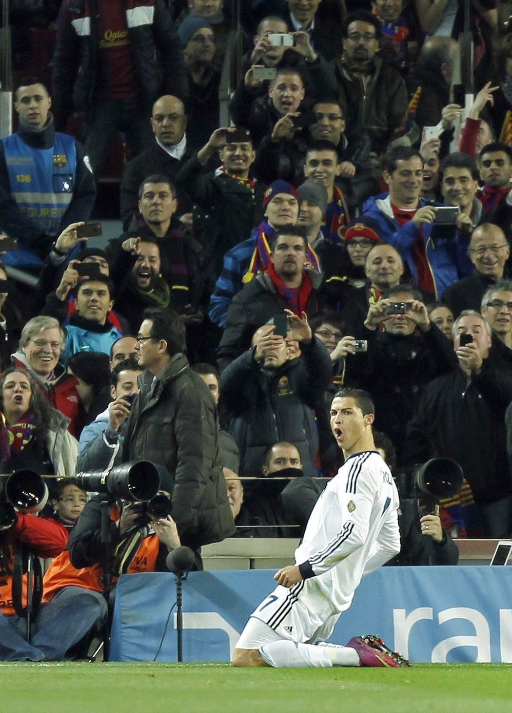 Radost Cristiana Ronalda po proměněné penaltě. Real Madrid vede ve španělském poháru na hřišti Barcelony 1:0