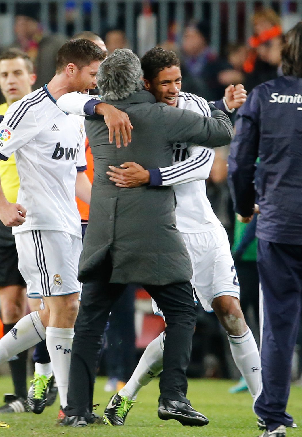 Emoce vytryskly. Střelec třetí branky Realu Madrid Varane se běžel potěšit o radost z gólu do sítě Barcelony s trenérem Jose Mourinhem. Real nakonec vyhrál na Nou Campu 3:1 a postoupil do finále Copa del Rey