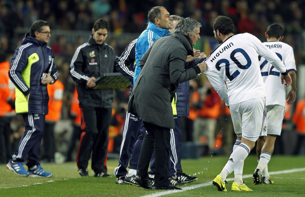 Trenér Realu Madrid Jose Mourinho měl svým svěřencům pořád co říct. Nakonec si ale i on užil triumf na Nou Campu, jeho Real tam vyhrál nad Barcelonou 3:1 a postoupil do finále Copa del Rey