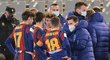 Lionel Messi podporuje své spoluhráče před prodloužením semifiále španělského Superpoháru proti San Sebastianu