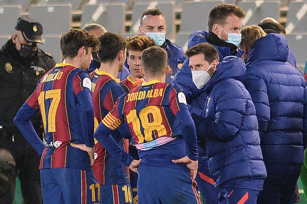 Lionel Messi podporuje své spoluhráče před prodloužením semifiále španělského Superpoháru proti San Sebastianu