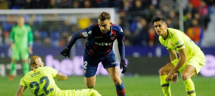 Útočník Borja Mayoral z Levante si poradil i v této situaci proti dvojici hráčů Barcelony