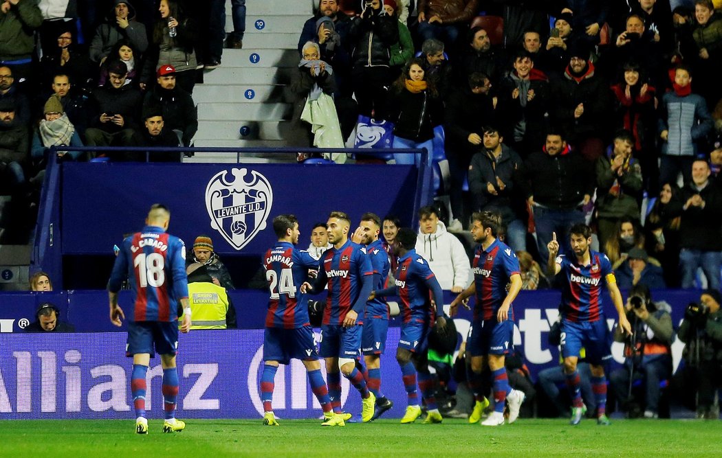 Levante vedlo nad Barcelonou už po 18 minutách 2:0, druhou trefu zařídil Borja Mayoral