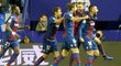 Fotbalisté Levante se radují z úvodní trefy zápasu proti Barceloně, kterou ve 4. minutě vstřelil Erick Cabaco