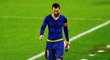 Lionel Messi naštvaně odchází ze hřiště po prohře v Seville
