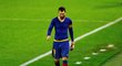 Lionel Messi naštvaně odchází ze hřiště po prohře v Seville