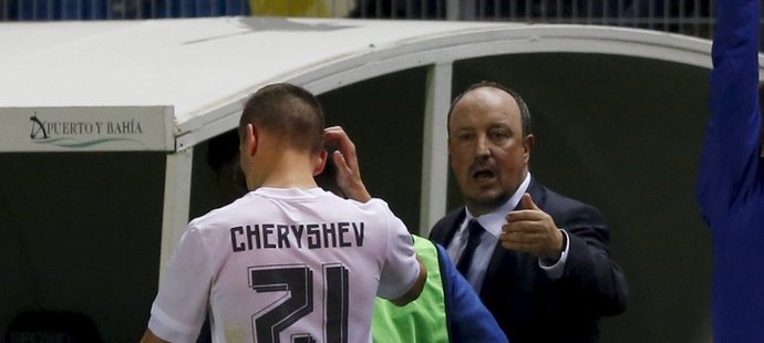 Kouč Realu Madrid Rafael Benítez střídá Denise Čeryševa v pohárovém zápase v Cádizu. Ruský záložník ale vůbec nesměl hrát a Realu hrozí vyloučení ze soutěže.