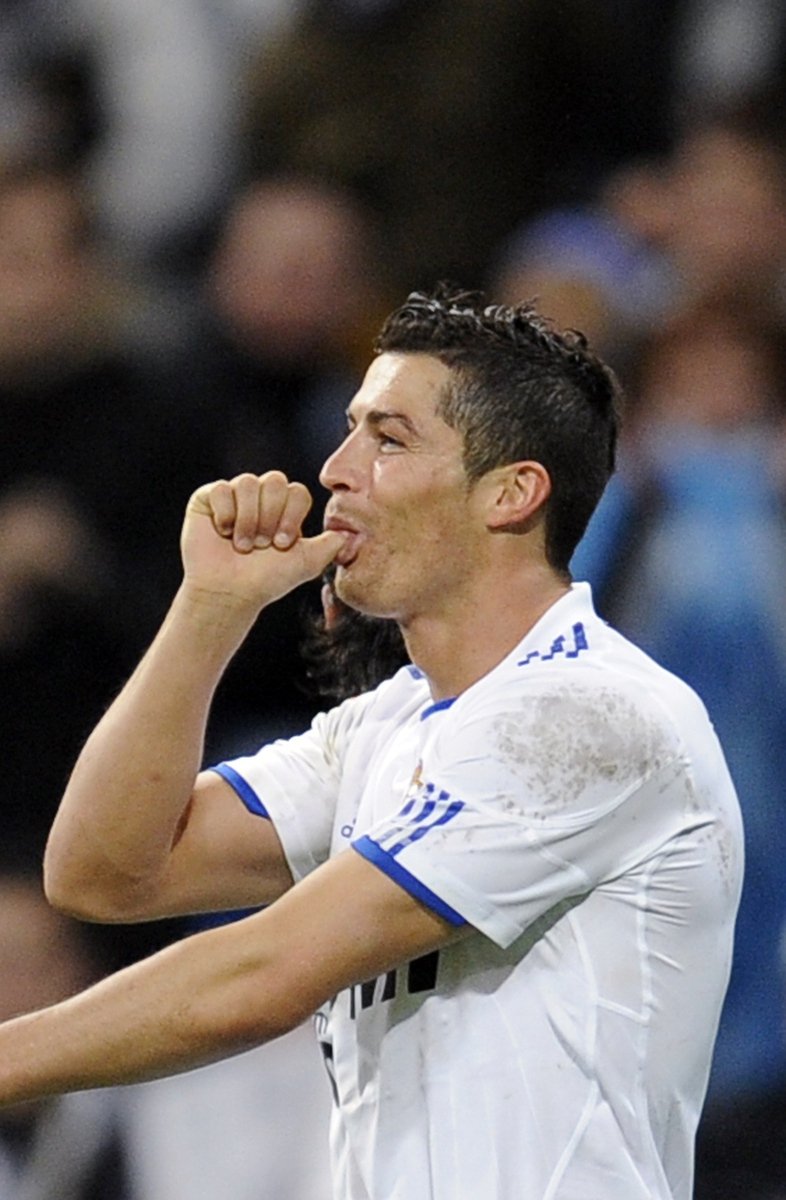 Cristiano Ronaldo slaví jeden ze svých tří gólů do sítě Levante