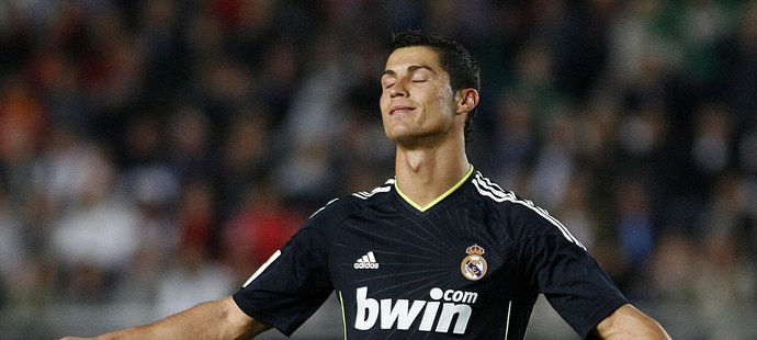 Cristiano Ronaldo po jedné ze svých neproměněných šancí v pohárovém duelu s Murcií, ve kterém Real jen remizoval 0:0