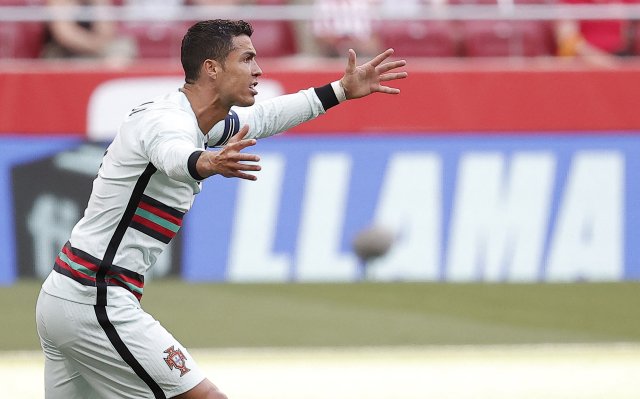 Cristiano Ronaldo reaguje na situaci v utkání Portugalska se Španělskem