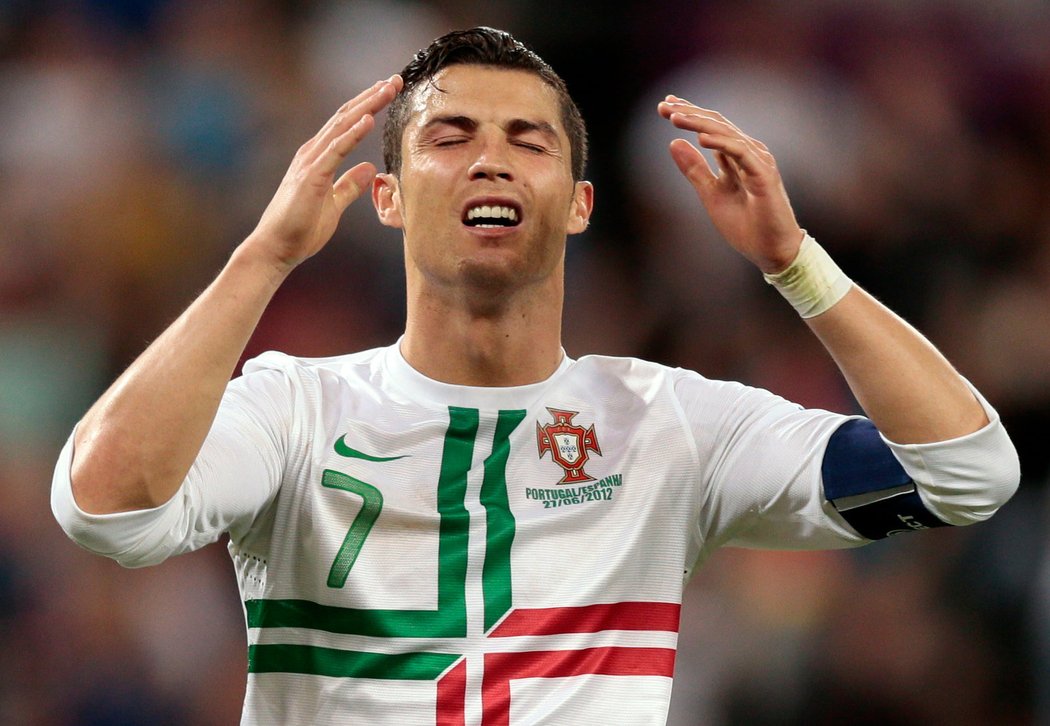 13. Nespravedlnost... Nespravedlnost... CRISTIANO RONALDO si šeptal tato slova po vyřazení v semifinále po penaltovém rozstřelu se Španělskem, ve kterém se na něj již v pátém rozstřelu nedostalo