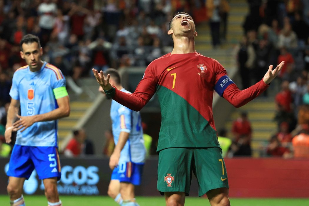 Portugalec Cristiano Ronaldo lituje zahozené šance